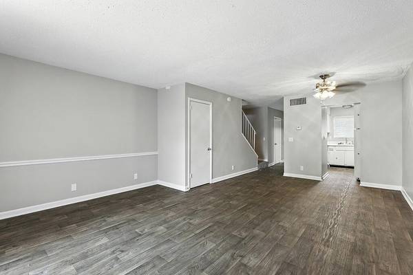 $975 / 1br - 720ft2 - Sand volleyball court, Business center with conference room & Wi-Fi (City Side)63904698498434120
