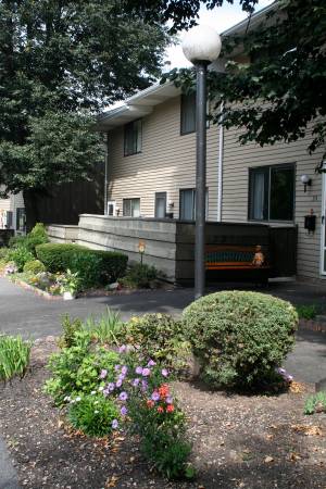 $1,650 / 1br - Castle Hill Apts. - 1 bedroom with Loft Area (Holyoke)64017048145666122