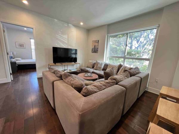 $1,300 / 1500ft2 - Furnished Room in Complex with Gym, Arcade, Rooftop, Movie Theater (Hollywood)63701148907011121