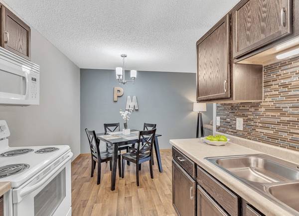$1,165 / 2br - 1000ft2 - 2 BD, Carpeting, Quartz Countertops (Close to shopping and restaurants.)63988653529603123