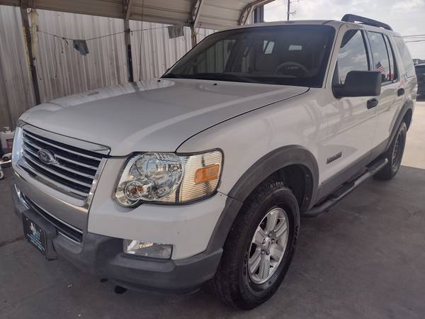SUV Ford Explorer XLT 2006 con 3 filas de asientos. Solo efectivo $2,995. - $2,995 (Houston Tx)63622150869123122
