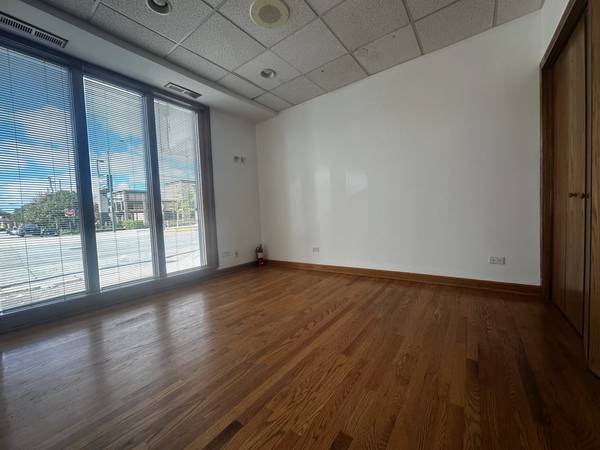 $1,100 Retail/Office Space for Rent (Milwaukee & Devon)64041476631681122