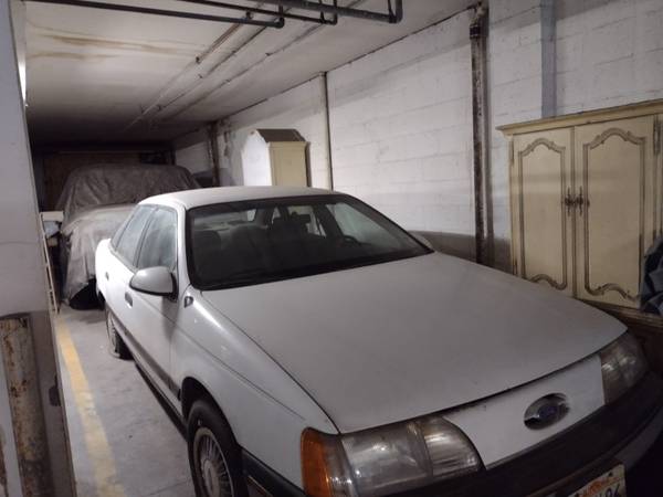 Vintage Car - 1987 Ford Taurus - $300 (Burbank / Studio City)63618334878723120