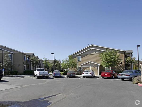 $1,192 / 1hab - 535ft2 - Centro de Negocios, Unidades en Planta Alta y Baja, Piso de Vinilo (Downtown Dixon)63844740912131124