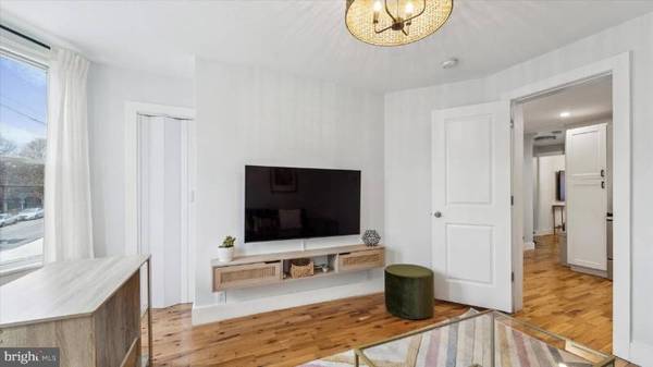 $930 / 2br - Spacious & modern 2 bed 2 bath house (Philadelphia)64024499140483122