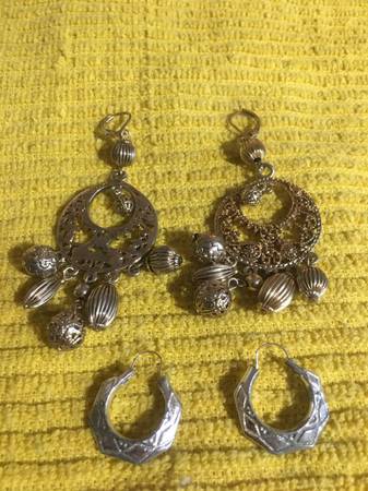 (2) pairs earrings 1