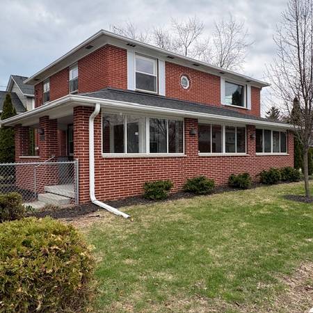$1,400 / 2br - 980ft2 - 2 Bedroom Lower- 2 Blocks from Lake Michigan (Sheboygan)63813312084225122