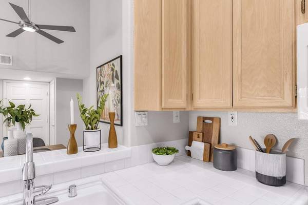 $3,279 / 3 habitaciones - 1230 pies² - Ubicado en San Diego, 3 habitaciones, Programa de Recompensas para Residentes (9870 Mercy Rd, San Diego, CA)63865930122243120