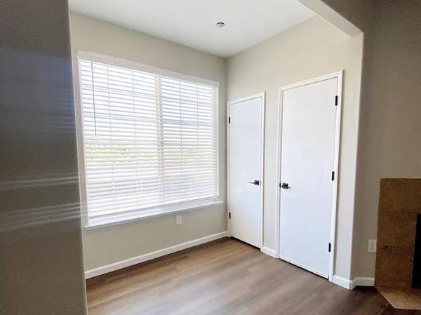 $1,955 / 2br - 973ft2 - Outdoor Kitchen, Fireplace, Covered, Assigned Parking63873104857857122