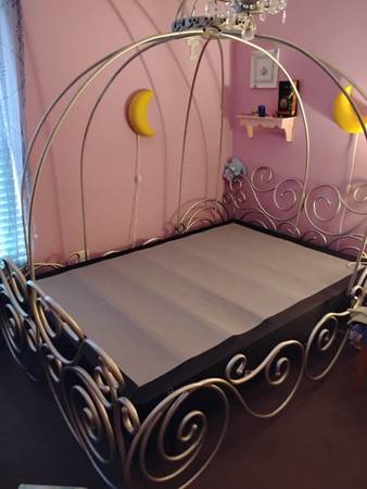 Canopy bed 1