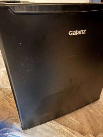 Mini fridge black 1