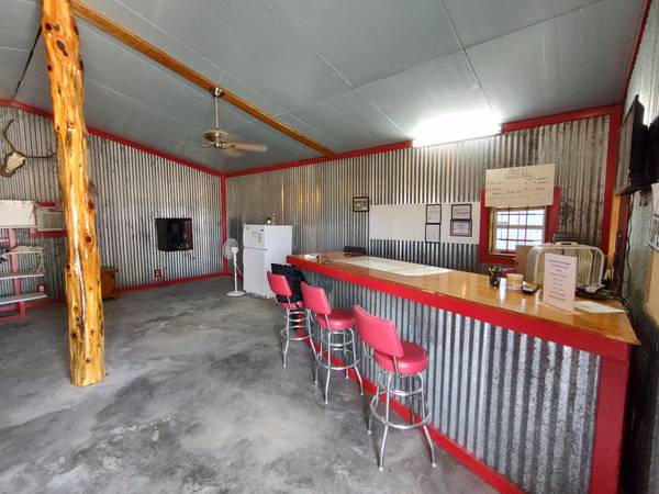 $500 / 780ft2 - Office and parking spaces for lease, ideal truck and equipment rental (Premont)64036534558083124