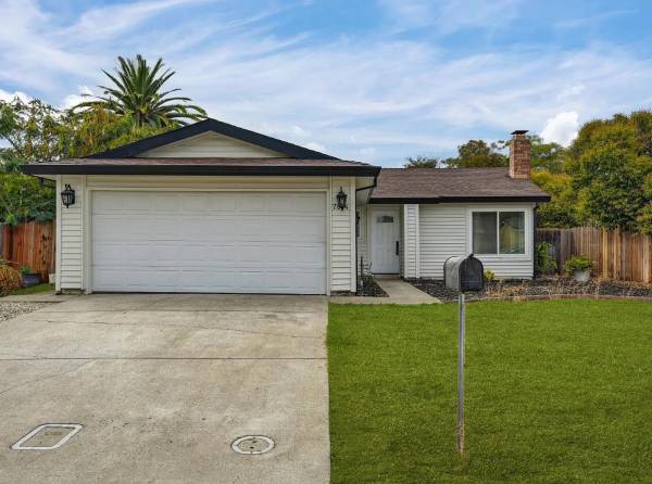 $1,450 / 2br - 939ft2 - Charming 2/ bed 2/bath home with 939 SqFt (Sacramento)63900308380290120