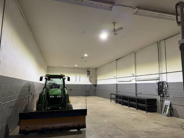 $750 / 2000ft2 - ---LAST ONE----2000 sq.ft. flex space office warehouse $750.00 month (Canton South)63621849118849122