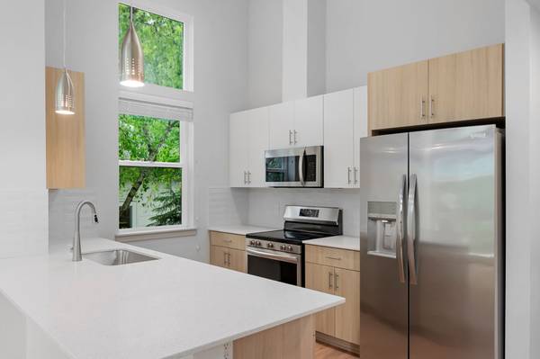 $2,500 / 2br - Urban Energy, Leafy Streets! Call For Stark Street Lofts 4-Plex! (SE Portland, Laurelhurst, Buckman)64039060437507122