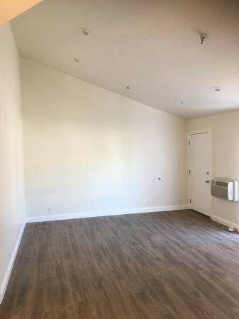 $2,100 / 1br - 1 dormitorio, 1 baño departamento en River Ridge en el segundo piso!!! (Simi Valley)63800402946177123