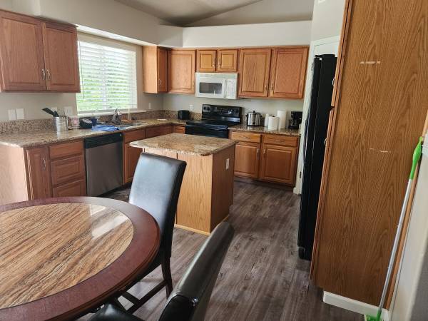 $900 / 1br - Habitación principal con baño privado, servicios e internet incluidos en alquiler (Red Cliff's)63932587943171124