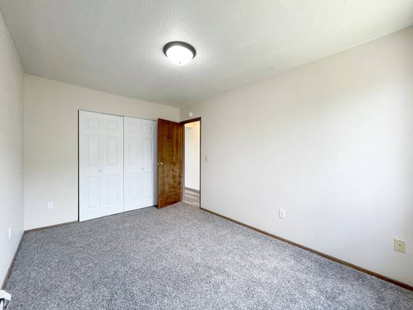 $825 / 2br - 650ft2 - 2 BD, in Minot ND, Lawn Care and Snow Removal (505 Park Street, Minot, ND)63995824262531120