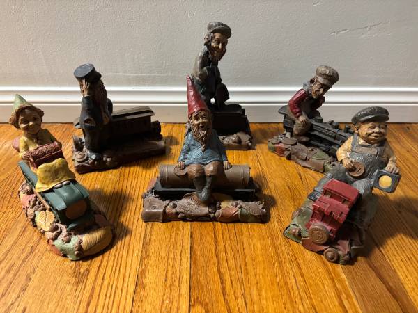 Train Tom Clark statues 1