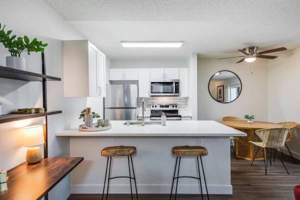 $1,951 / 1br - 612ft2 - Oasis-Gated Living, Poolside Relaxation, Night Security (pittsburg / antioch)63695821698049121