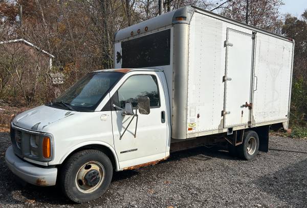 2001 GMC Sierra 3500 Camión de Caja – (¡Incluye Soplador de Aislamiento!) - $3,000 (Ortonville)63622114499329121