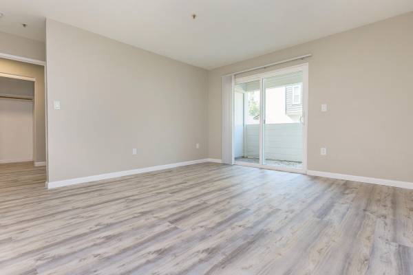 Balcony or Patio, Mini Blinds, Public Parks Nearby 1