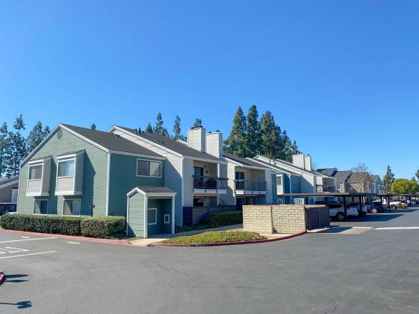 $2,445 / 2br - 970ft2 - Free Wifi in Clubhouse & Pool Area, Wood Burning Fireplace (Ontario)64028083389443124