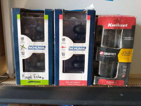 Schlage & Kwikset Keyed Entry Door Knobs in Bronze w/Keys 1