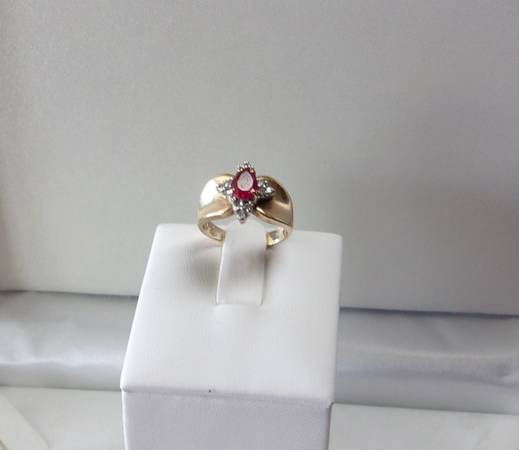 10K GOLD RUBY and DIAMOND CLUSTER RING Sz.5.75 ESTATE SALE *VERY NICE! 1