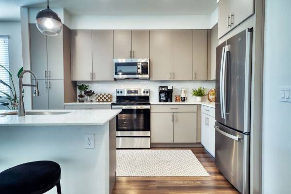 $1,635 / 1br - 755ft2 - Almacenamiento para bicicletas, cabañas de lujo junto a la piscina, spa para mascotas (1935 S Santan Village Pkwy, Gilbert, AZ)64024820694275123