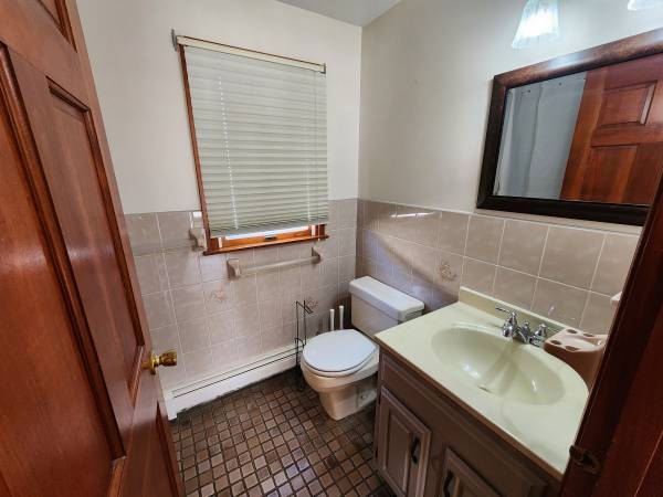 $1,300 / 1br - 150ft2 - Large Furnished Room for rent. Close to T.$325/wk (Quincy)63875605491075124