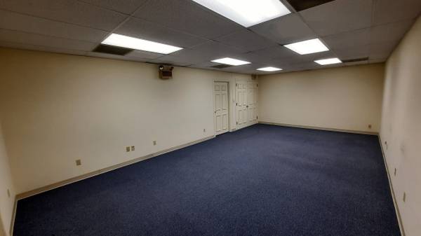 $475 / 550ft2 - BUSINESS SPACE DOWNTOWN PARKING, INCLUDES ELECTRIC, WATER - HIGH TRAFF (Erwin)64201866765569124