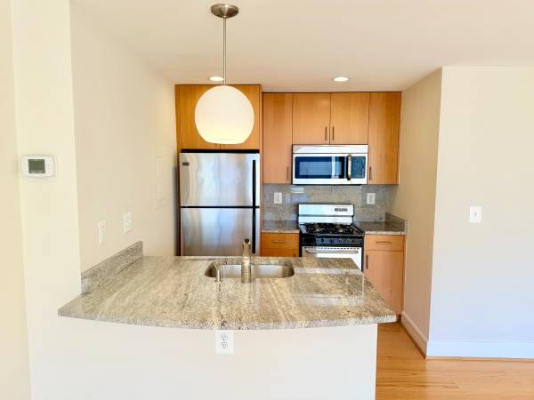 $2,500 / 460ft2 - 9th Floor Studio with Plenty of Natural Sunlight and Pool View! (Dupont Circle)63822294322947122