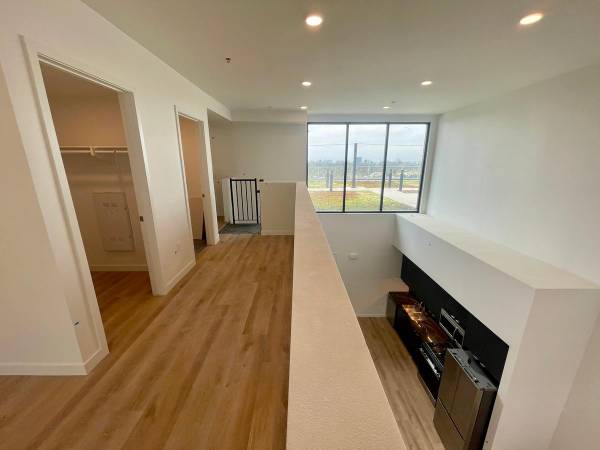 $4,371 / 1br - 906ft2 - Hard-Surface Flooring, Unique Loft and Penthouse Options (Hillcrest)63865933790723120