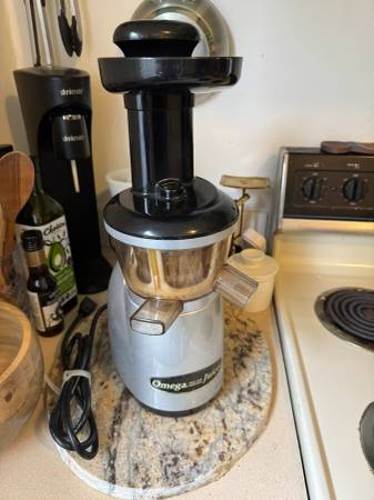 Omega VRT350 Vertical Low Speed Juicer, Silver 1