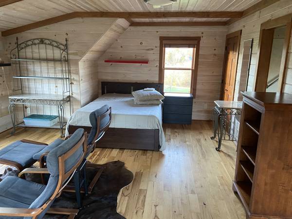 $1,850 / 1br - 800ft2 - Mountain Chalet Furnished Long Term or Mo to Mo Utilities+Internet Inc (Mills River)64029203324674123