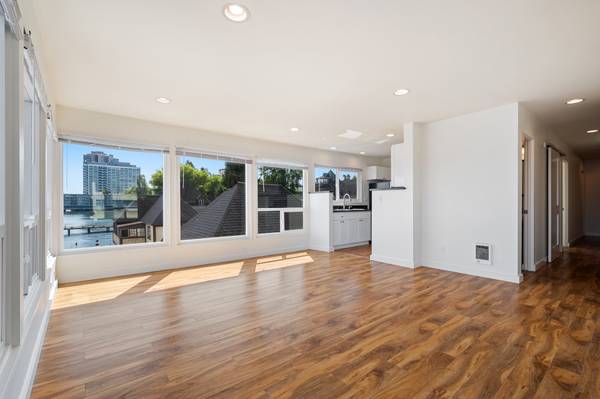 $3,450 / 2br - 975ft2 - Amazing 2 Bedroom Apartment W/Rooftop Deck ON LAKE WASHINGTON (Madison Park)63838111018627124