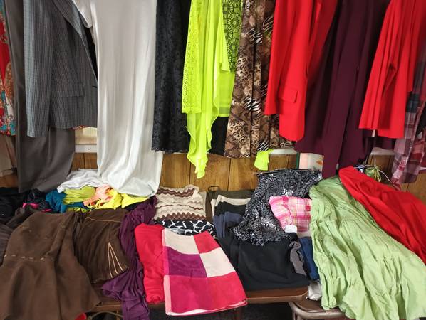 Vestidos, faldas, trajes, pantalones cortos, pantalones, trajes de baño y zapatos para mujer - $2 (Silver Spring)63471431799425123