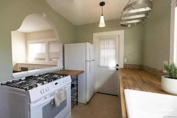 $2,300 / 2br - 744ft2 - 2.3K Special! 2BR Bungalow w/ Central AC/Heat, Garage, Near SDSU (North Park ||""|| Near Balboa Pk, Univ Ave & Easy DT Commute)63819410828675120