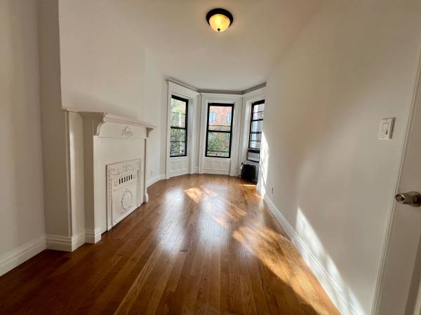$4,000 / 3br - 1000ft2 - 3BR 2BA Top Floor Bedstuy Townhouse Original Details & Modern Updates (Bedford Stuyvesant)63912044717954124