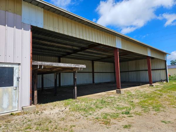 $900 / 3600ft2 - Storage Building & Fenced In Space63755636085635123