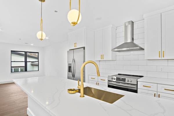 $3,400 / 2br - Dorchester 2 Bed/2 Bath Apartment | Near Uphams Corner (Dorchester)63699392983041120