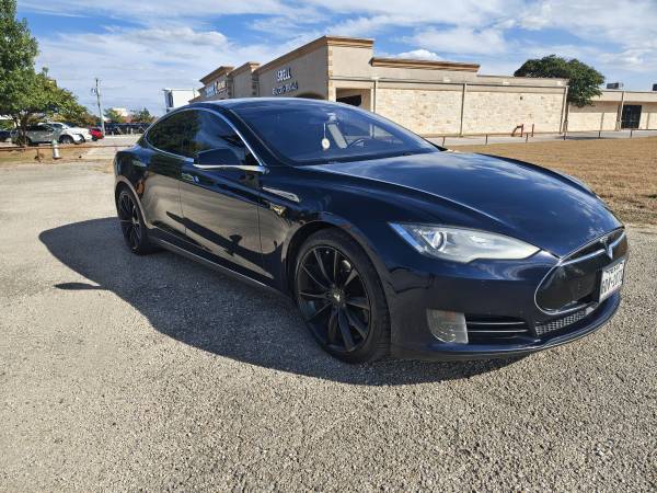 2015 Tesla Model S 85D 1