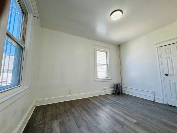 $2,500 / 1br - Bright 1-Bedroom Apartment w/ All Utilities Included on the 1st Floor! (East Elmhurst)63854290961411120