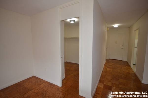 $2,450 **COOLIDE CORNER-LARGE STUDIO STEPS TO LONGWOOD, BOYLSTON ST & BU! (Coolidge Corner)63699215661315124