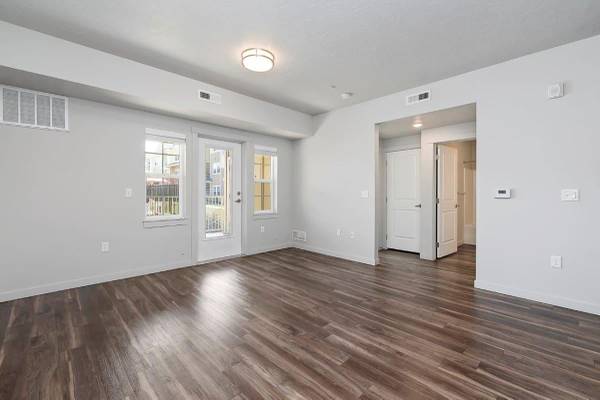 $1,810 / 2br - 1172ft2 - 24 Hour Emergency Maintenance, 24 Hour Parcel Pick Up Facility (Paramount)64003313165825124