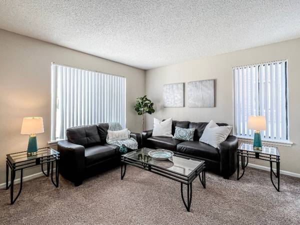 $1,245 / 2br - 920ft2 - Alquiler de primer piso para noviembre ** $99 para reservar ** (NE Cedar Rapids)63863566461955123
