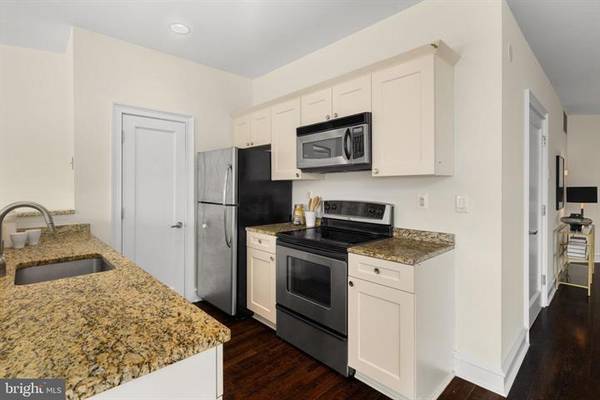 $2,395 / 1br - 1232ft2 - Luxury 1BR MetroClub Condo – Franklin Square Views + Parking! (CHINATOWN)64024499365506120