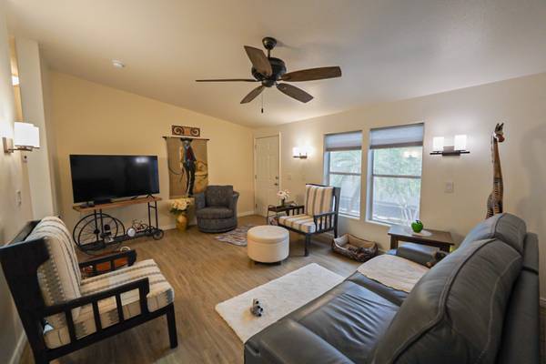 $172,000 / 3br - 1092ft2 - All there is to do is sit back and enjoy the updates! (Yuma)64214141978498121