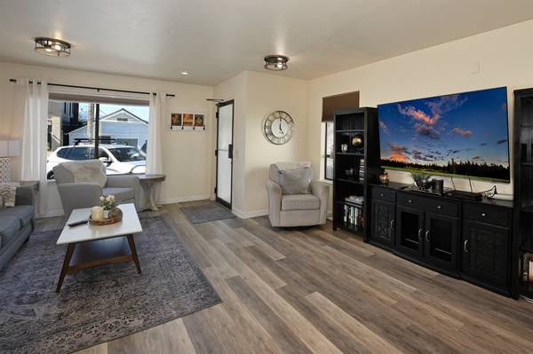 $2,500 / 2br - 1050ft2 - Fully furnished apt downtown Mt Shasta (Mt Shasta)63678201212163124
